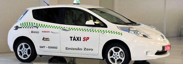 Táxi elétrico leva reportagem ao Salão de SP